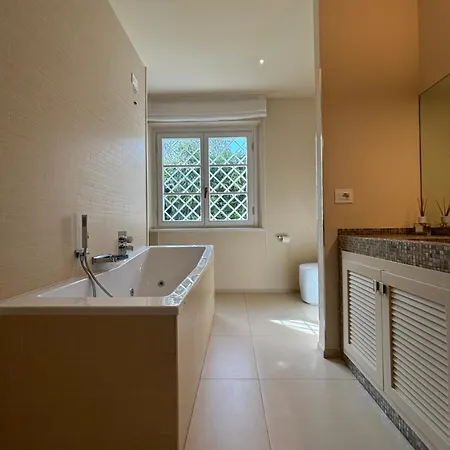 别墅 -villa With Swimming Pool Dei Marmi- 马尔米堡
