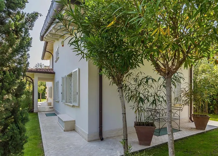 -villa With Swimming Pool Dei Marmi- Villa